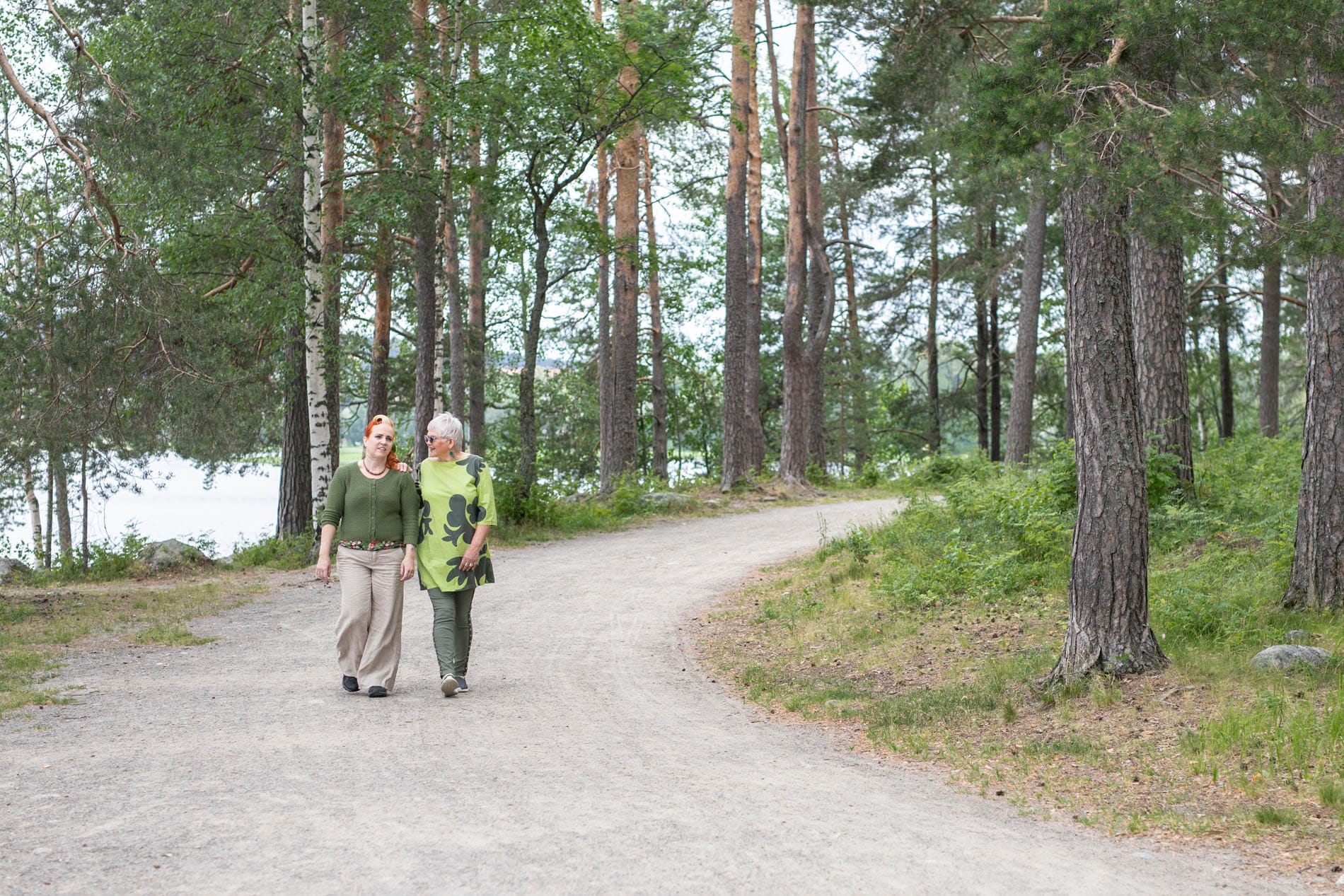kaksi henkilöä kävelee vieretysten toisistaan kiinni pitäen